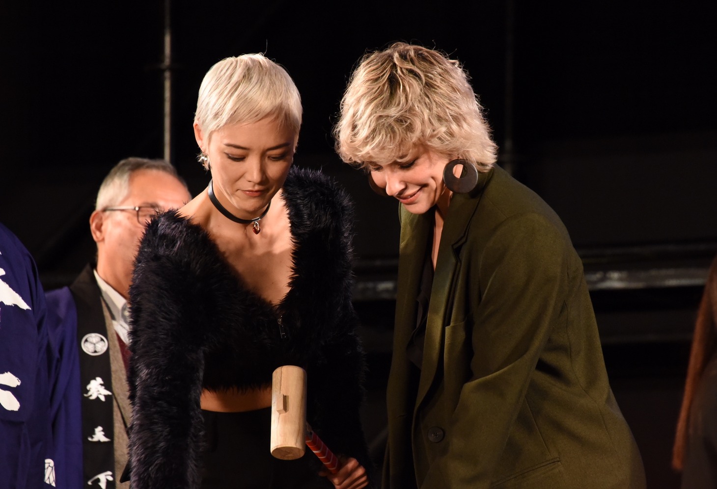左からポム・クレメンティエフ、エヴァンジェリン・リリー。
