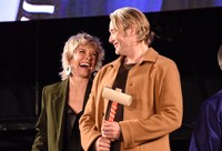 左からエヴァンジェリン・リリー、マッツ・ミケルセン。