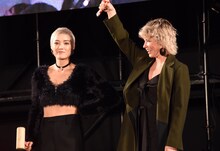 鏡割りを楽しむポム・クレメンティエフ（左）とエヴァンジェリン・リリー（右）。