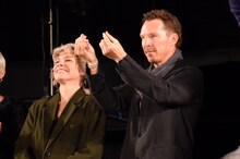 指ハートを送るベネディクト・カンバーバッチ（右）。