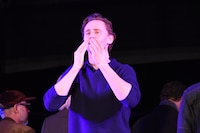 ファンに投げキッスをプレゼントするトム・ヒドルストン。