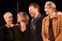 左からポム・クレメンティエフ、エヴァンジェリン・リリー、ベネディクト・カンバーバッチ、マッツ・ミケルセン。