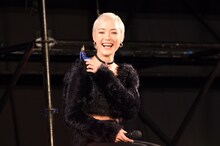 マンティスのフィギュアを肩に乗せて遊ぶポム・クレメンティエフ。