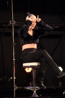 マンティスの触角を指で表現するポム・クレメンティエフ。