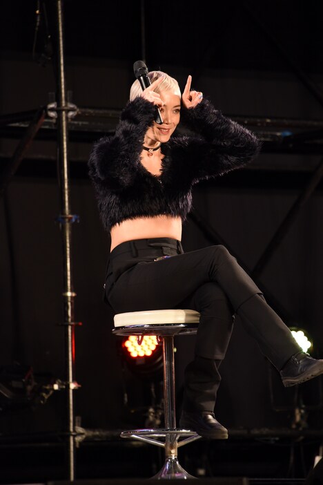 マンティスの触角を指で表現するポム・クレメンティエフ。