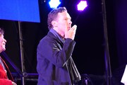 ファンに投げキッスをプレゼントするベネディクト・カンバーバッチ。