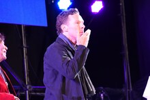 ファンに投げキッスをプレゼントするベネディクト・カンバーバッチ。