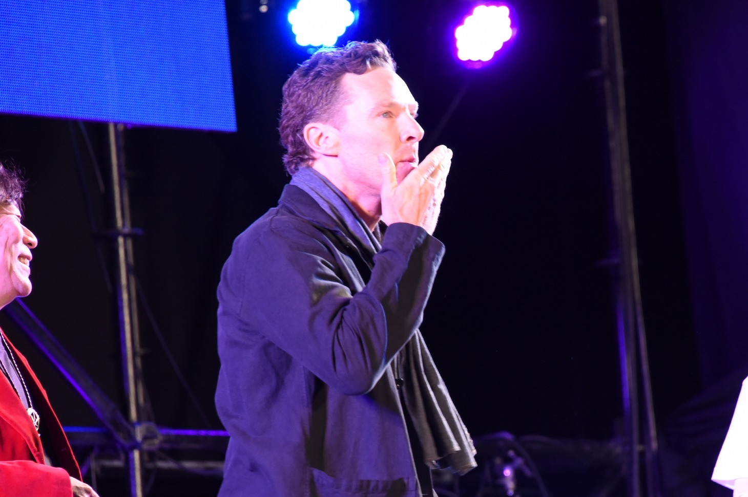 ファンに投げキッスをプレゼントするベネディクト・カンバーバッチ。