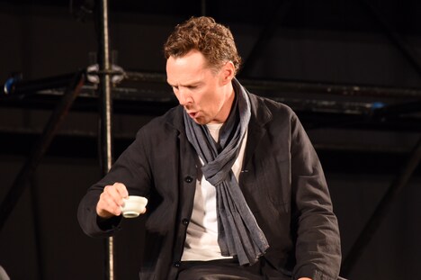 熱かった？ お茶を嗜むベネディクト・カンバーバッチ。