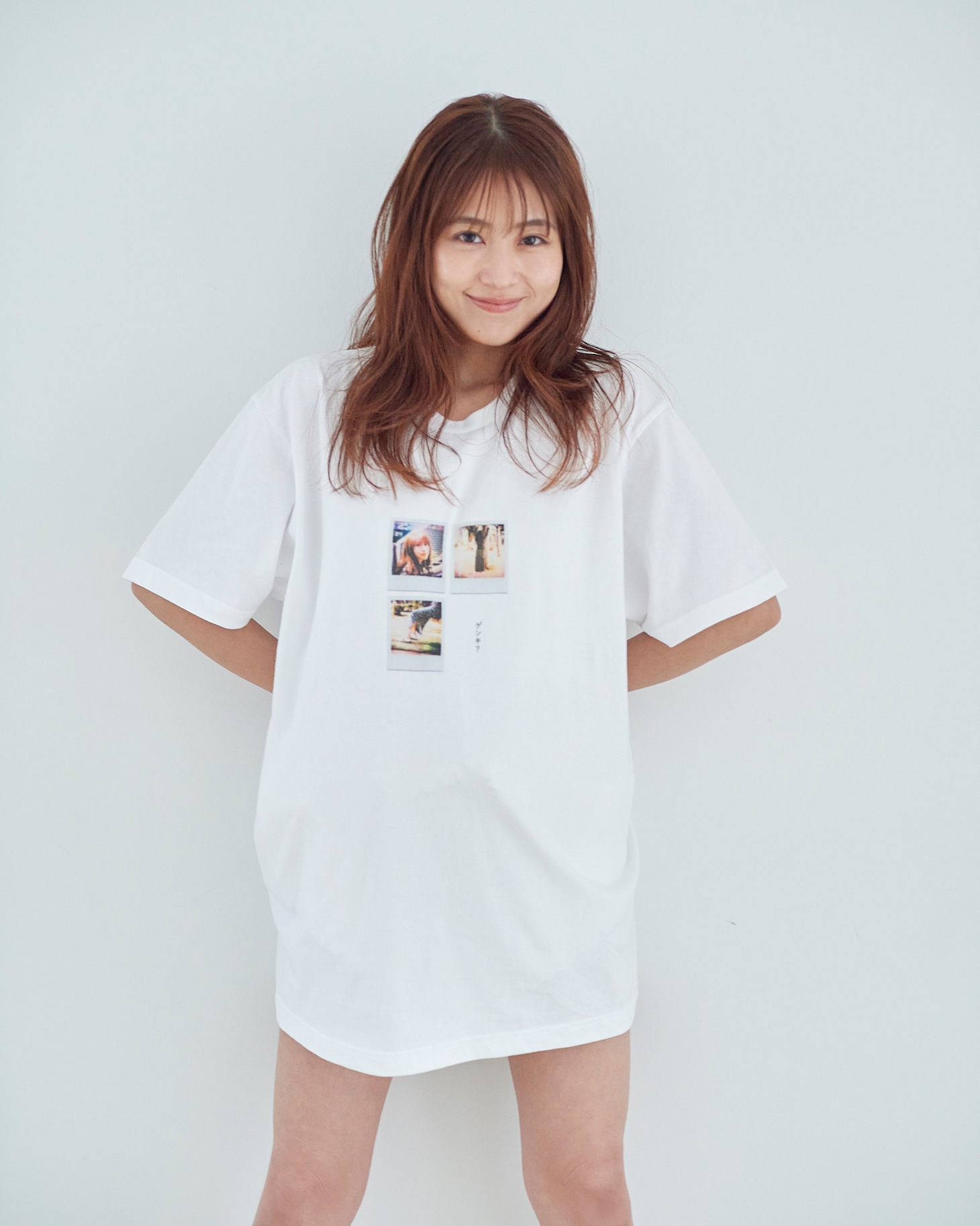 初回限定版の特典であるフォトプリントTシャツの着用写真。（撮影：今城純）