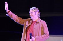 ファンに手を振るマッツ・ミケルセン。