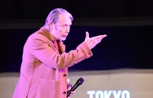 投げキッスをプレゼントするマッツ・ミケルセン。