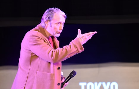 投げキッスをプレゼントするマッツ・ミケルセン。