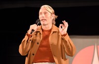 ファンによる「Jeg elsker dig」の発音にOKサインを出すマッツ・ミケルセン。