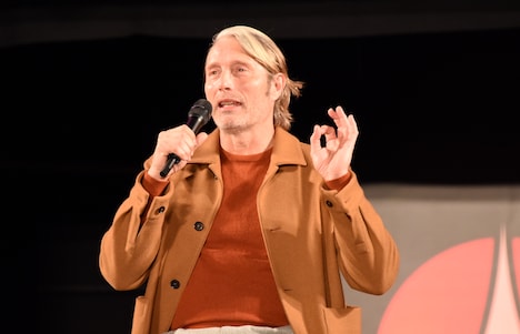 ファンによる「Jeg elsker dig」の発音にOKサインを出すマッツ・ミケルセン。