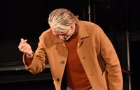 マッツ・ミケルセンの“指ハート”。