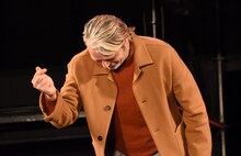 マッツ・ミケルセンの“指ハート”。