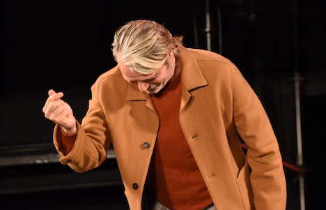 マッツ・ミケルセンの“指ハート”。