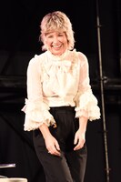 ポーズを披露したあとに照れ笑いを浮かべるエヴァンジェリン・リリー。