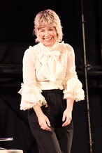 ポーズを披露したあとに照れ笑いを浮かべるエヴァンジェリン・リリー。