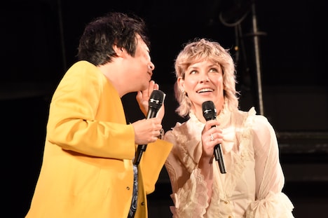 杉山すぴ豊（左）から日本語を教わるエヴァンジェリン・リリー（右）。