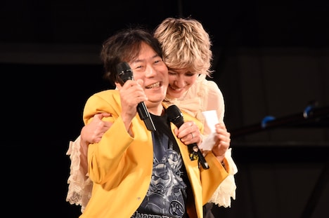 杉山すぴ豊（左）にハグをするエヴァンジェリン・リリー（右）。