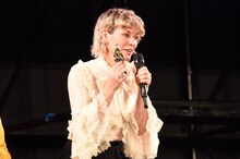 エヴァンジェリン・リリー。手にはワスプのフィギュア。