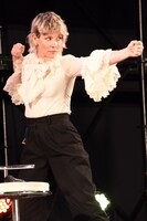 弓を射るポーズをするエヴァンジェリン・リリー。