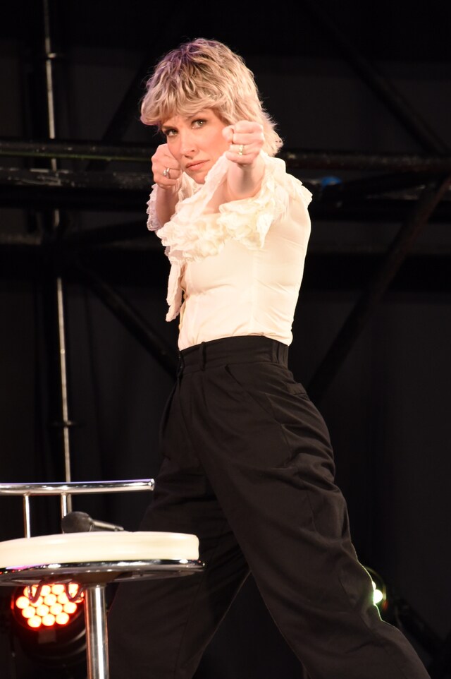 弓を射るポーズをするエヴァンジェリン・リリー。