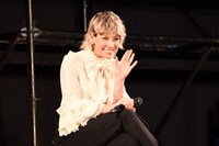 ファンに手を振るエヴァンジェリン・リリー。