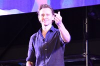 トム・ヒドルストンの“指ハート”。