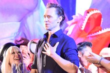 トム・ヒドルストン（中央）