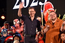 トム・ヒドルストン（中央）、C.B.セブルスキー（右）。