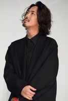 戸田彬弘による手紙の朗読に、耳を傾ける若葉竜也。