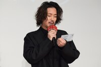 手紙を受け取り喜ぶ若葉竜也。