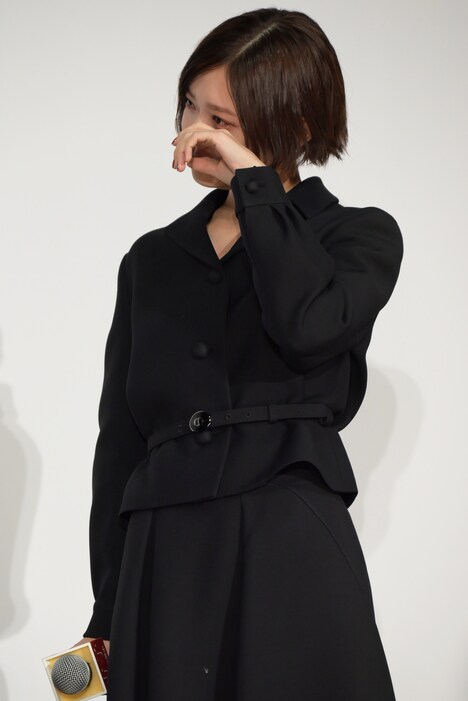 涙しながら、戸田彬弘による手紙の朗読に耳を傾ける杉咲花。