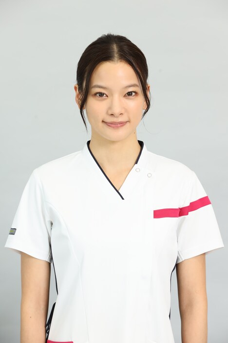 中山明菜役の織田梨沙。