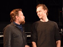 左からユアン・マクレガー、トム・ヒドルストン。