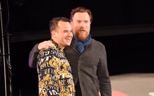 左からダニエル・ローガン、ユアン・マクレガー。