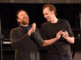 談笑するユアン・マクレガー（左）とトム・ヒドルストン（右）。