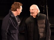 ベネディクト・カンバーバッチ（左）と会話するクリストファー・ロイド（右）。