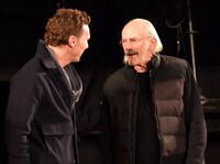 ベネディクト・カンバーバッチ（左）と会話するクリストファー・ロイド（右）。