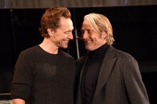 トム・ヒドルストン（左）とマッツ・ミケルセン（右）。