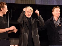 ガッツポーズをするマッツ・ミケルセン（中央）。