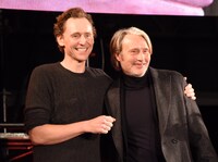 左からトム・ヒドルストン、マッツ・ミケルセン。