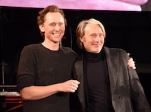 左からトム・ヒドルストン、マッツ・ミケルセン。