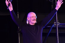 ファンの歓声に応えるクリストファー・ロイド。