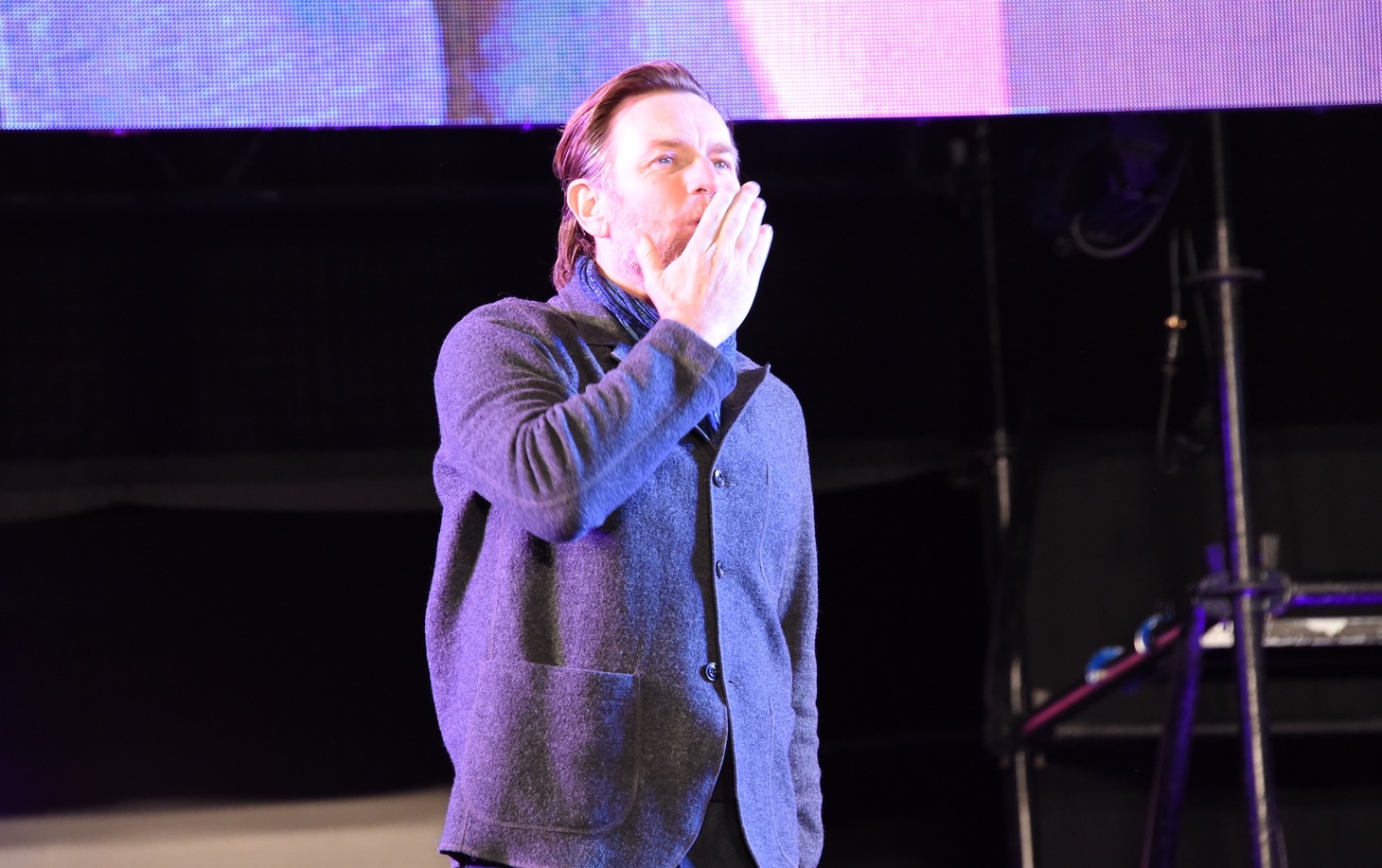ファンに投げキッスをプレゼントするユアン・マクレガー。