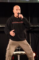 “ハカ”を披露するテムエラ・モリソン。