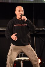 “ハカ”を披露するテムエラ・モリソン。